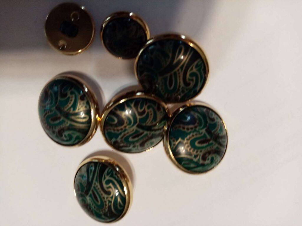 5 boutons perles sertis