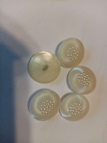 5 boutons blanc perle